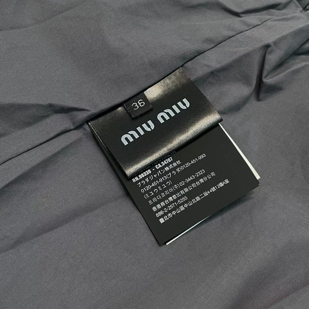 미우미우 워싱 스모크 그레이 코튼 포플린 자수 재킷 상세 이미지 17