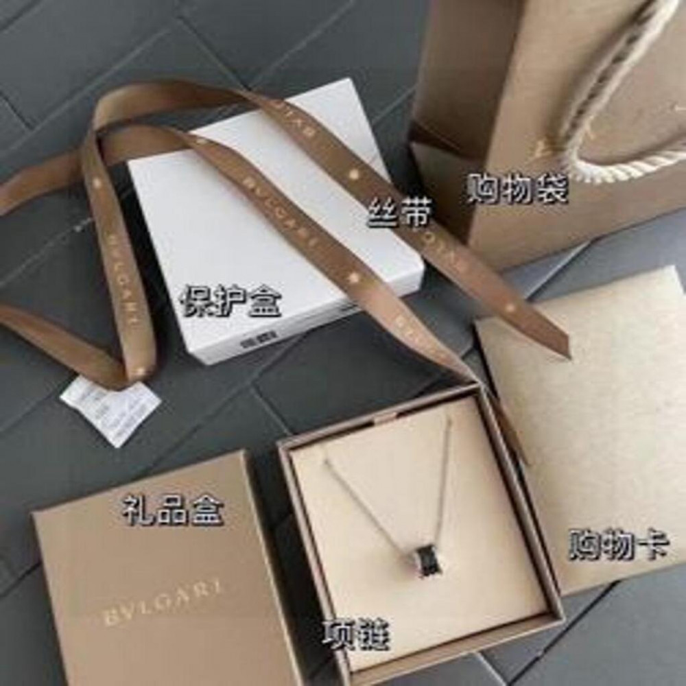 불가리 자선 에디션 소홍인 목걸이