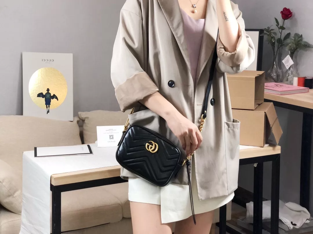 구찌 마몬트 퀼팅 체인 스트랩 카메라백 상세 이미지 41