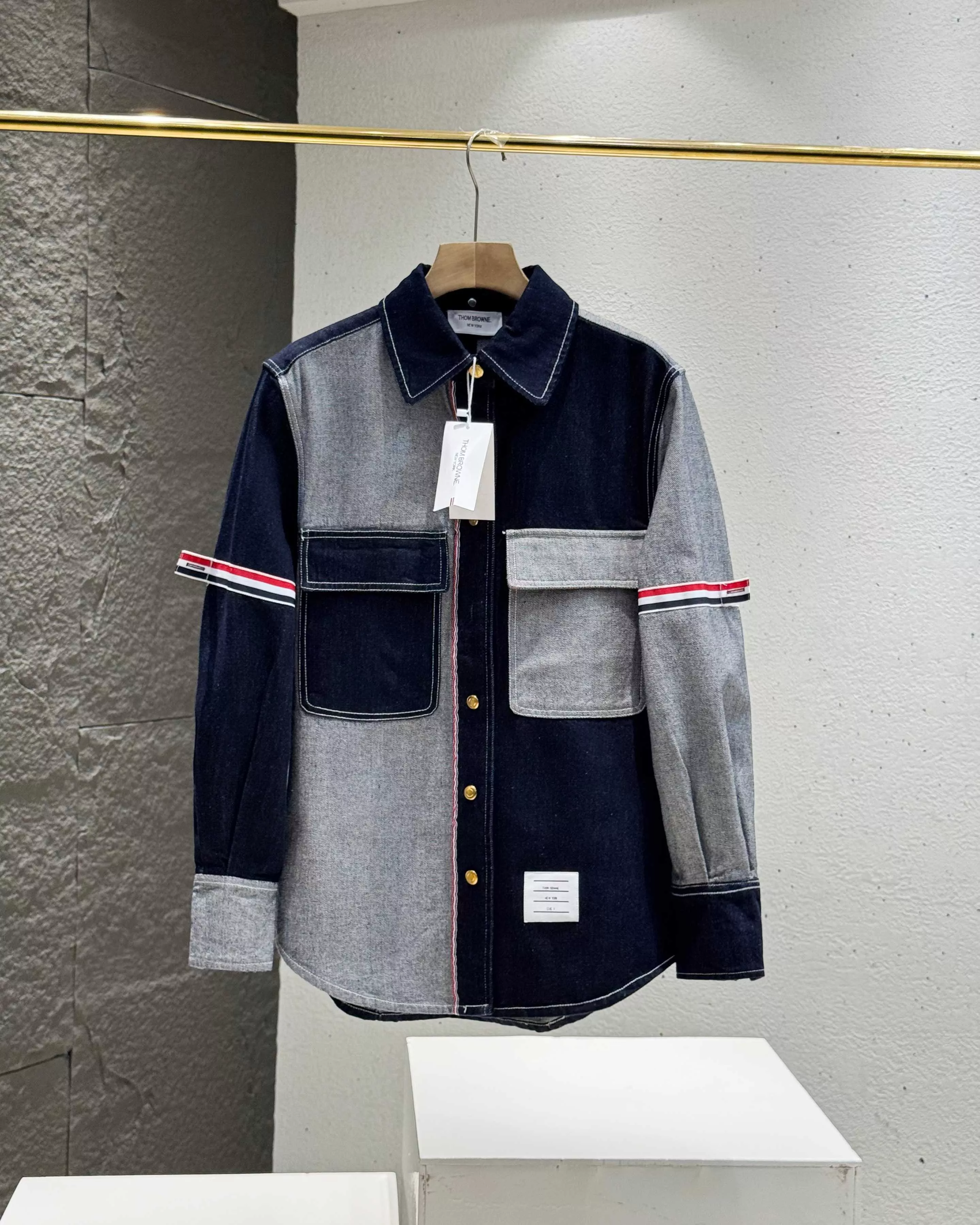 톰브라운 비대칭 패치워크 투톤 데님 셔츠 재킷 상세 이미지 3
