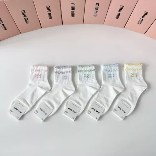미우미우 로고 포인트 중단목 양말 세트