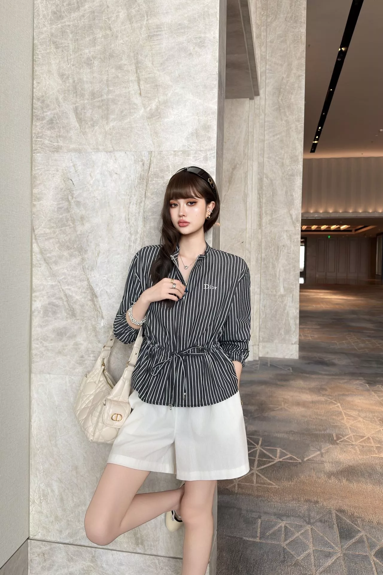디올 스트라이프 스탠드칼라 드로스트링 긴소매 셔츠 상세 이미지 12