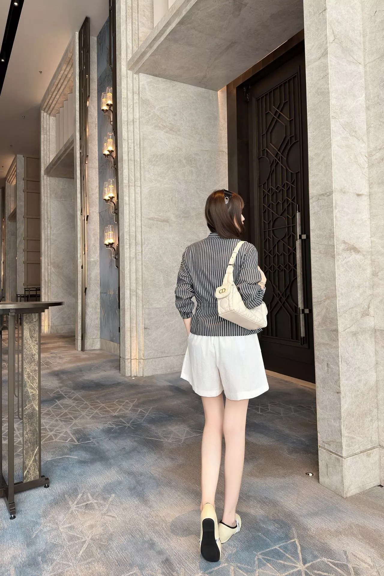 디올 스트라이프 스탠드칼라 드로스트링 긴소매 셔츠 상세 이미지 19