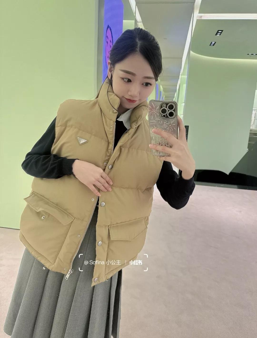 프라다 삼각 로고 미니멀 다운 패딩 조끼 상세 이미지 17