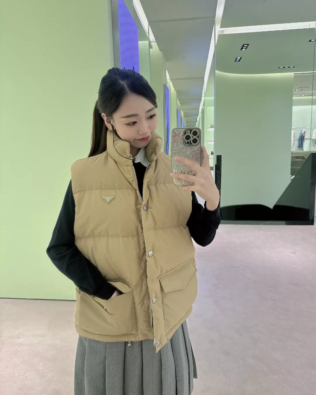 프라다 삼각 로고 미니멀 다운 패딩 조끼 상세 이미지 18