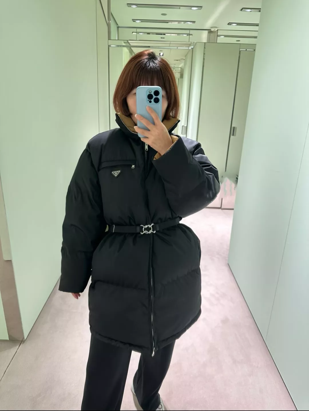 프라다 삼각 장식 허리 스트랩 스탠드칼라 미들 패딩 상세 이미지 11