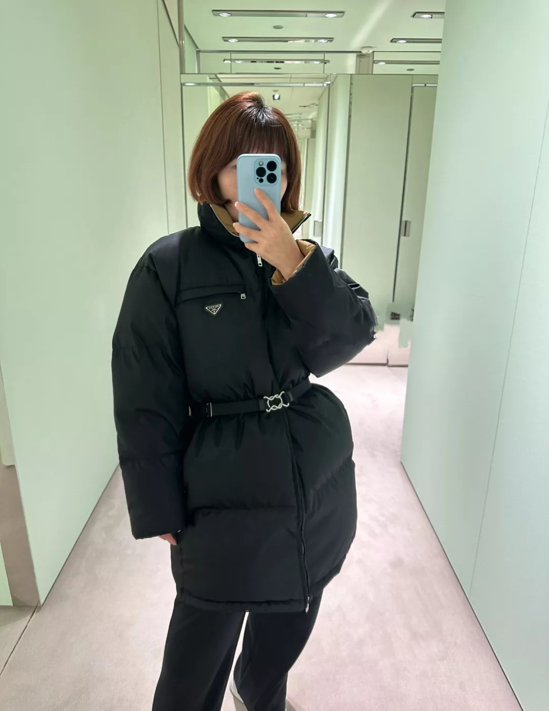프라다 삼각 장식 허리 스트랩 스탠드칼라 미들 패딩 상세 이미지 12