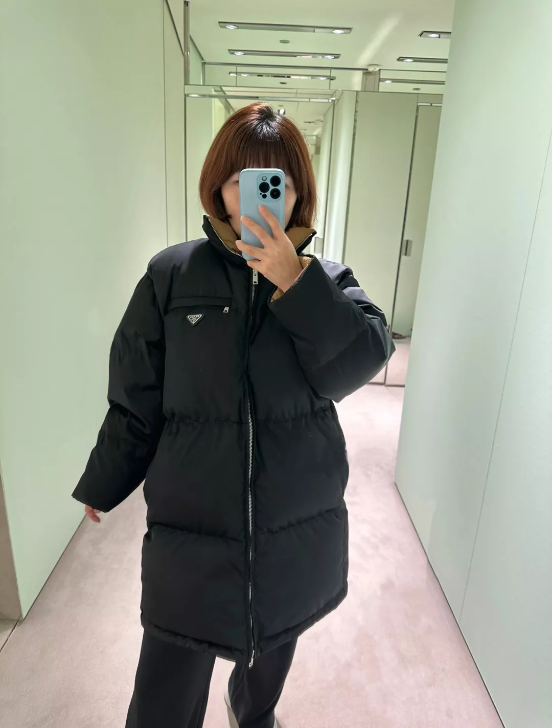 프라다 삼각 장식 허리 스트랩 스탠드칼라 미들 패딩 상세 이미지 15