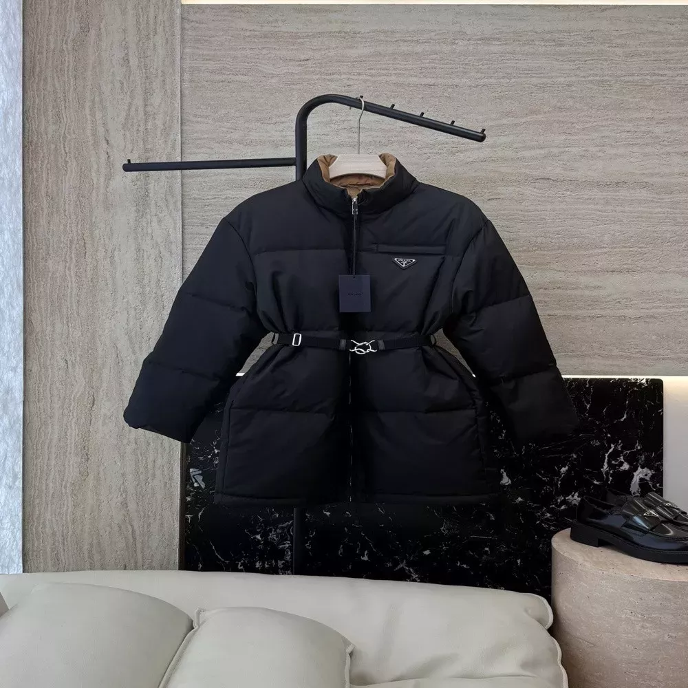 프라다 삼각 장식 허리 스트랩 스탠드칼라 미들 패딩