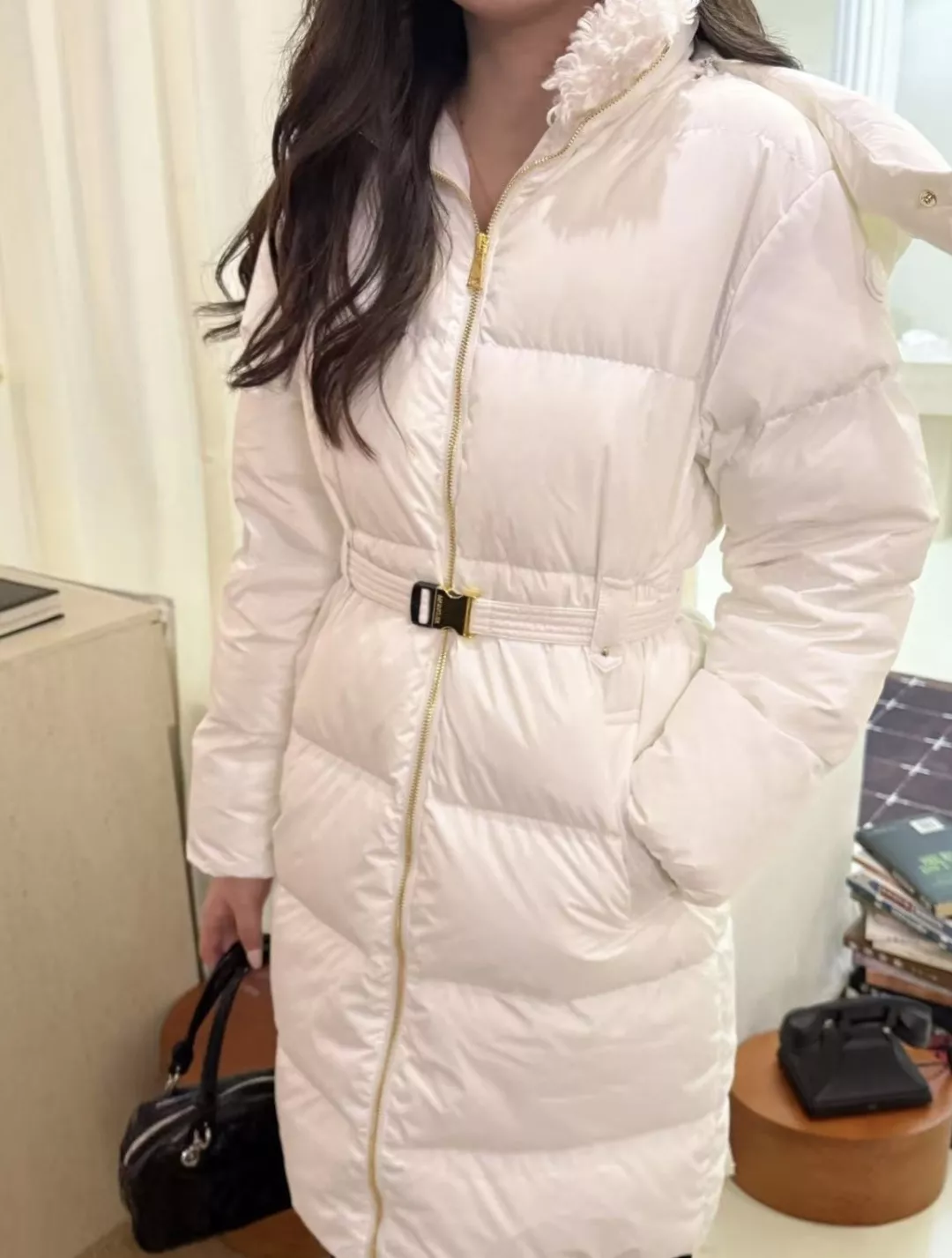 몽클레어 양털 카라 골드 벨트 롱 패딩 상세 이미지 11