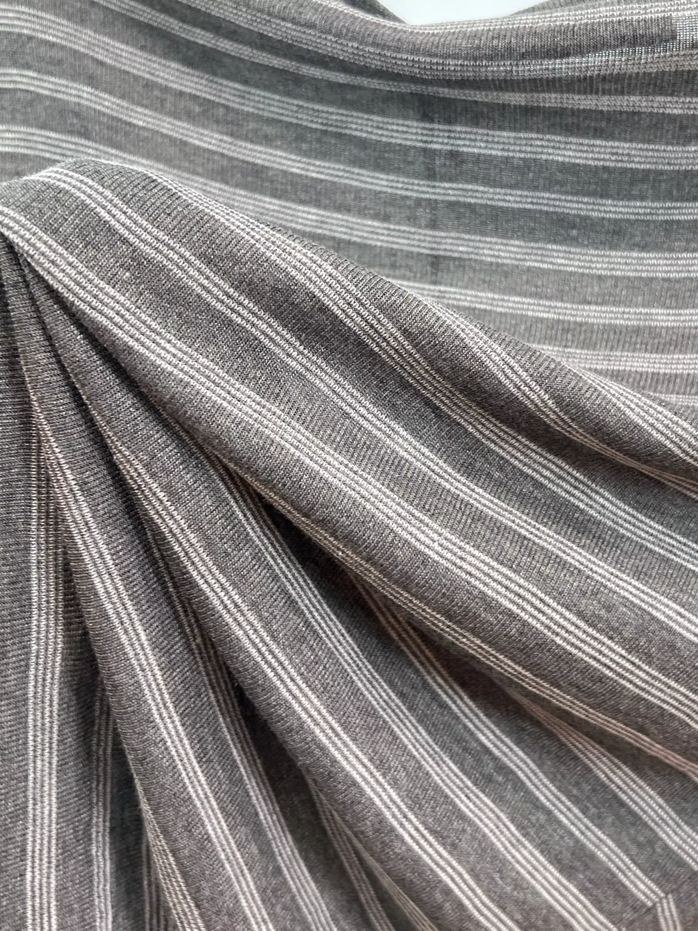 미우미우 오프숄더 스트라이프 긴소매 티셔츠 상세 이미지 8