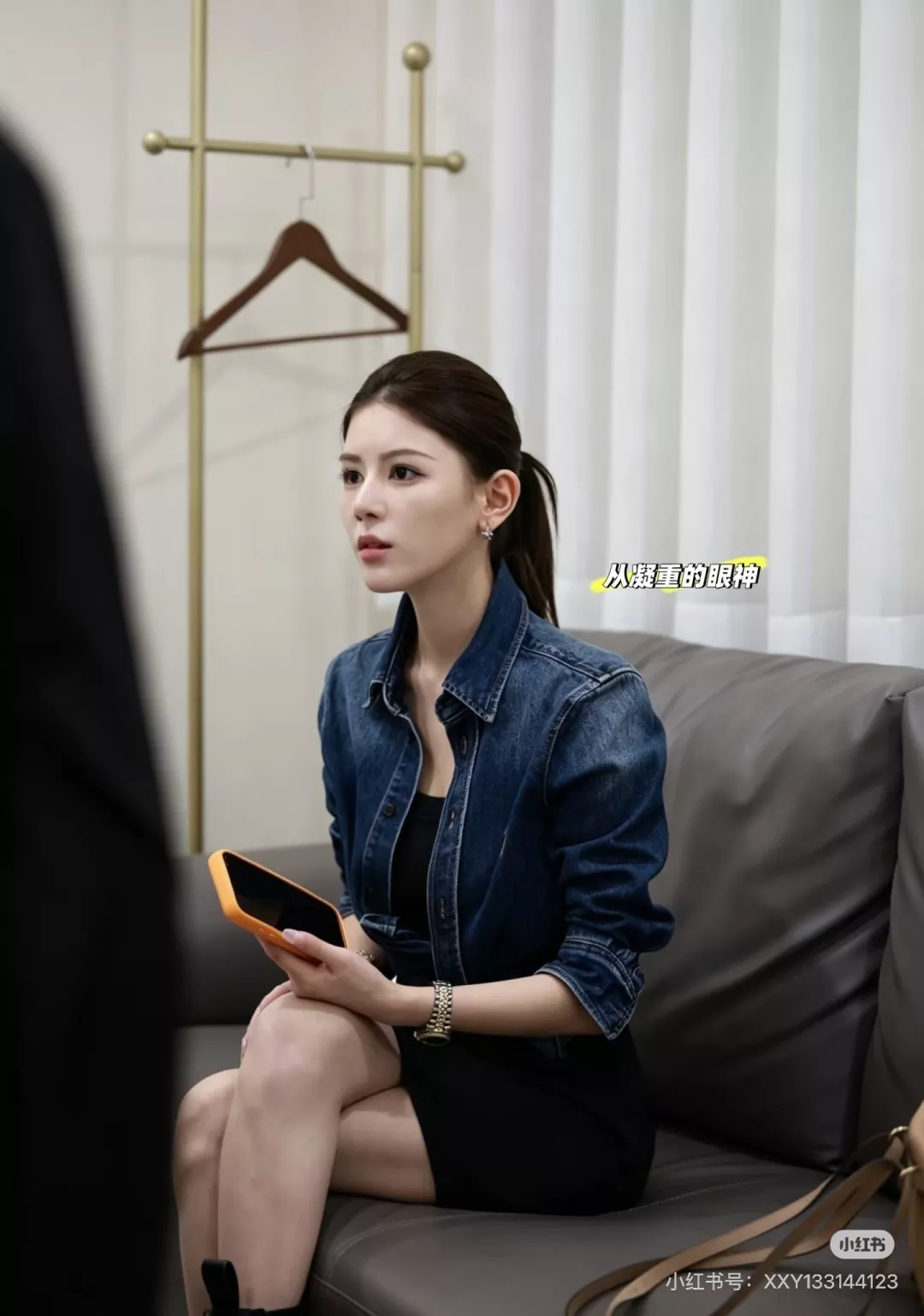 입생로랑 크롭 워싱 데님 셔츠 상세 이미지 18
