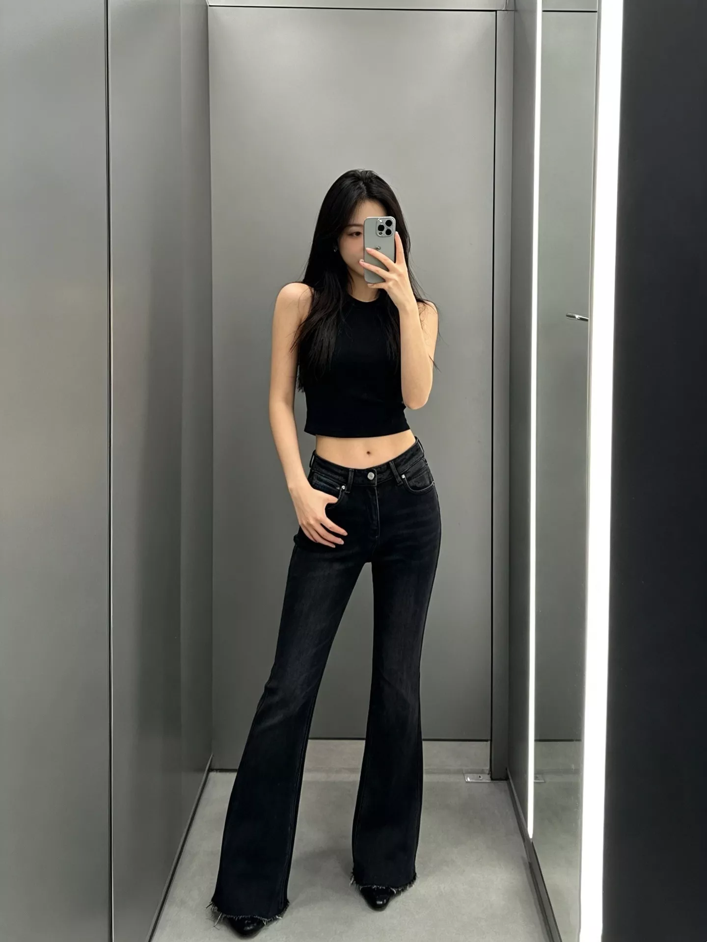 발렌시아가 미드라이즈 마감 디테일 부츠컷 데님 팬츠 상세 이미지 21