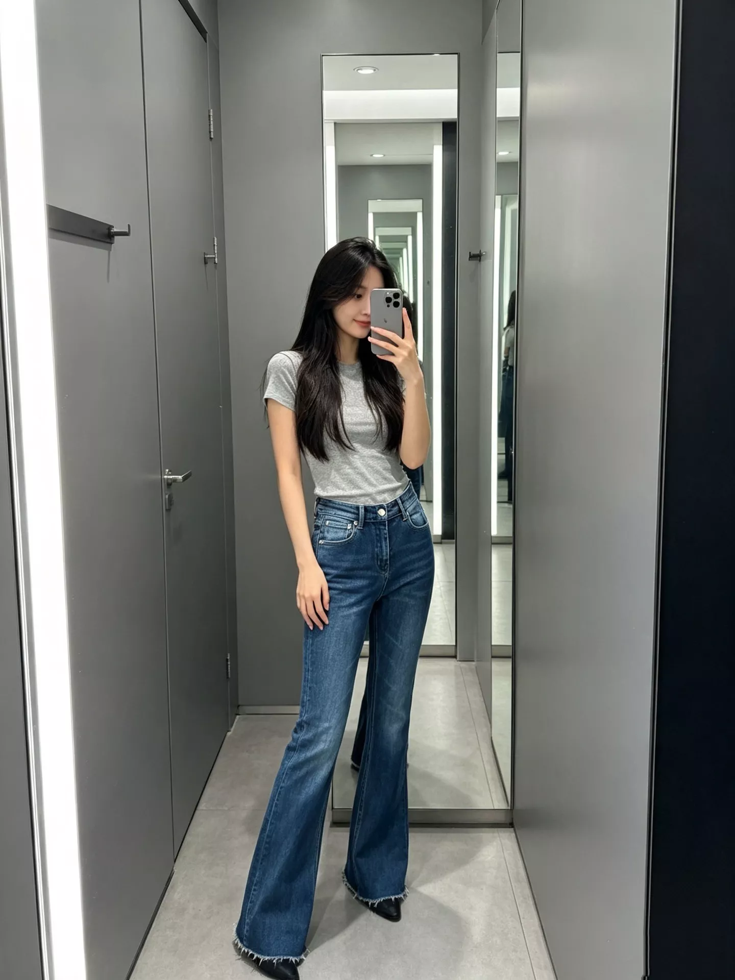 발렌시아가 미드라이즈 마감 디테일 부츠컷 데님 팬츠 상세 이미지 42