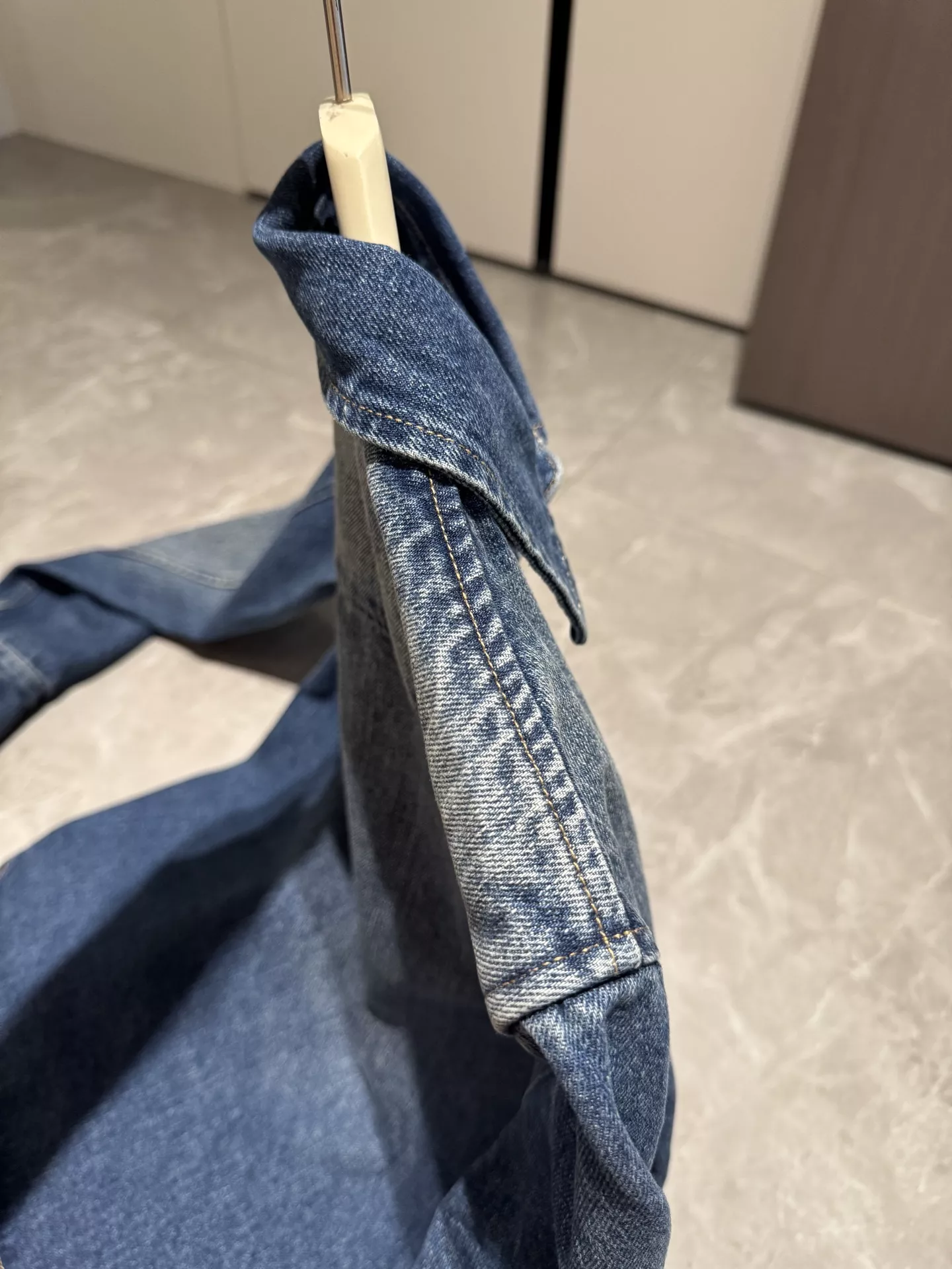 입생로랑 골드 로고 자수 크롭 데님 셔츠 상세 이미지 58