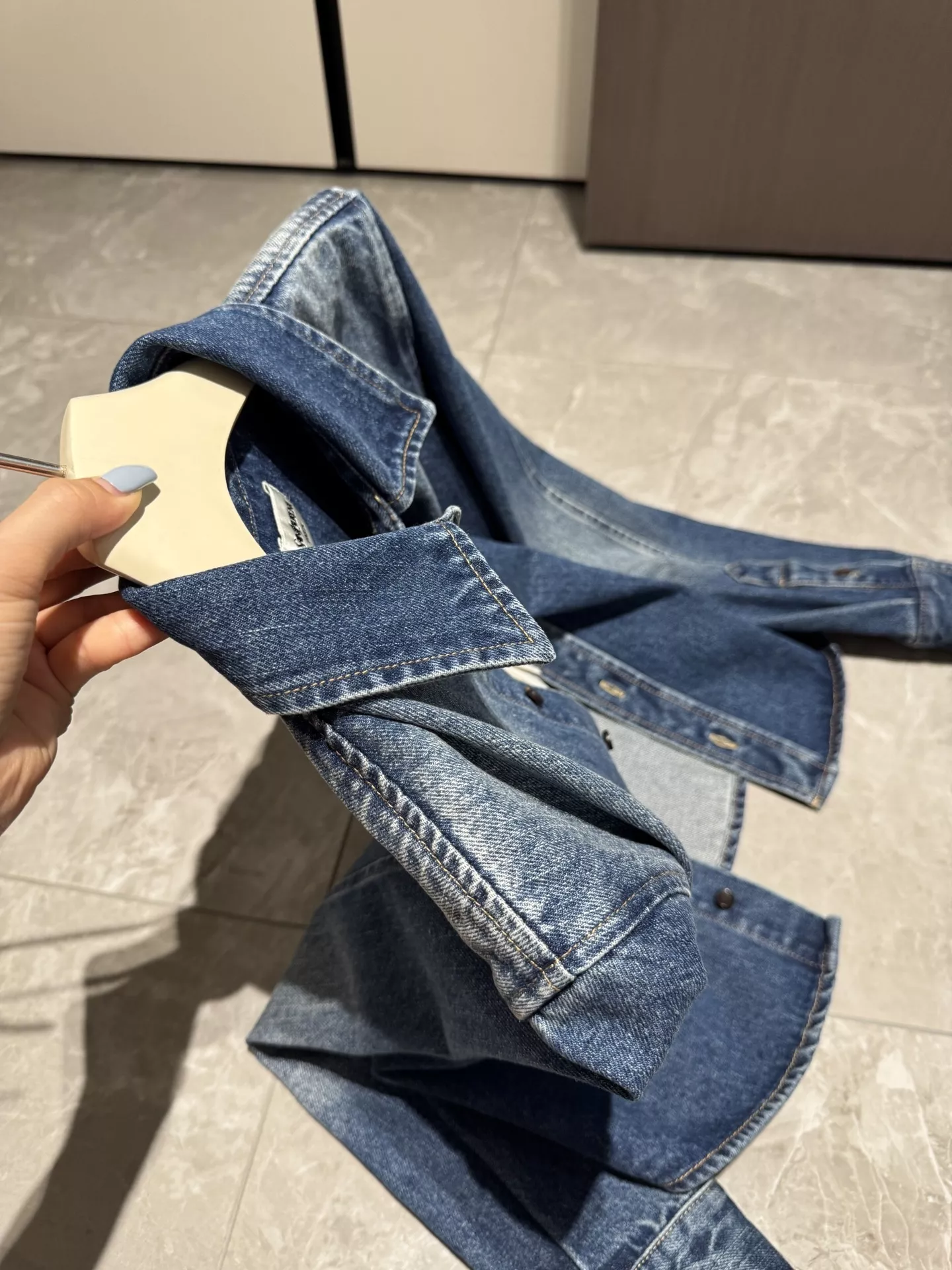 입생로랑 골드 로고 자수 크롭 데님 셔츠 상세 이미지 38
