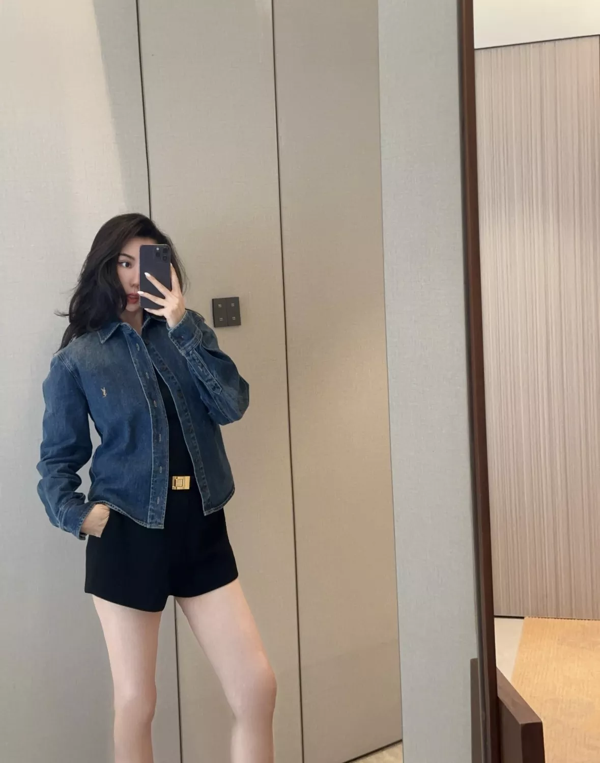 입생로랑 골드 로고 자수 크롭 데님 셔츠 상세 이미지 83