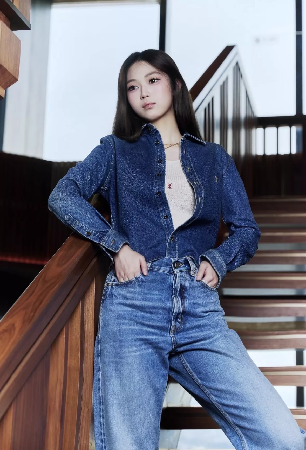 입생로랑 골드 로고 자수 크롭 데님 셔츠 상세 이미지 48