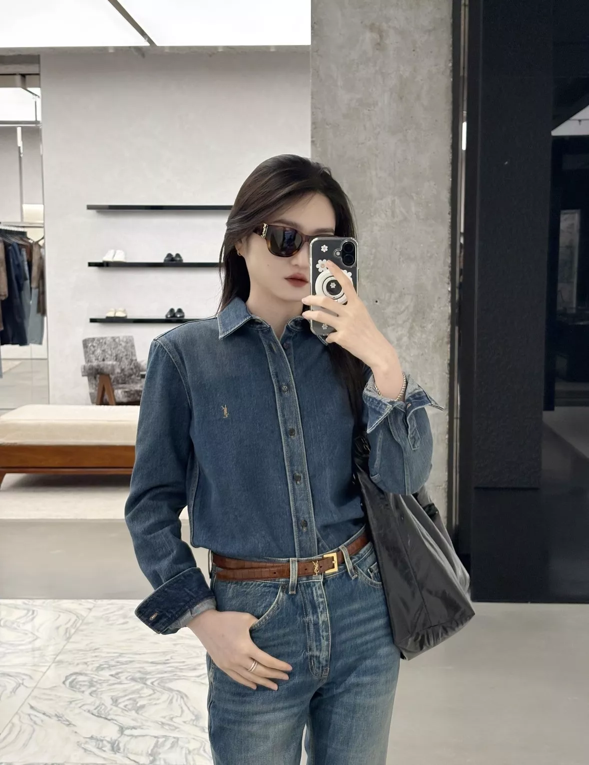 입생로랑 골드 로고 자수 크롭 데님 셔츠 상세 이미지 34