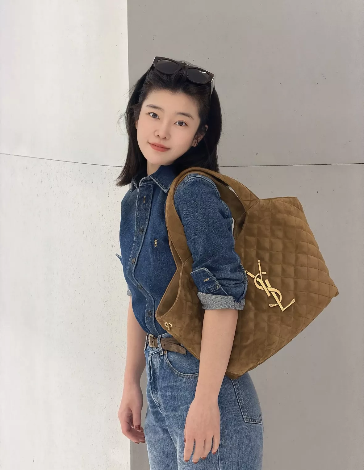 입생로랑 골드 로고 자수 크롭 데님 셔츠 상세 이미지 32
