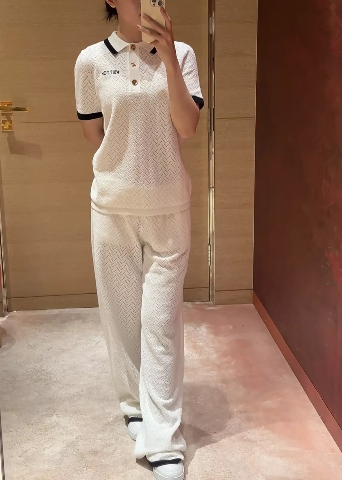루이비통 펀칭 배색 카라 니트 티셔츠 상세 이미지 26