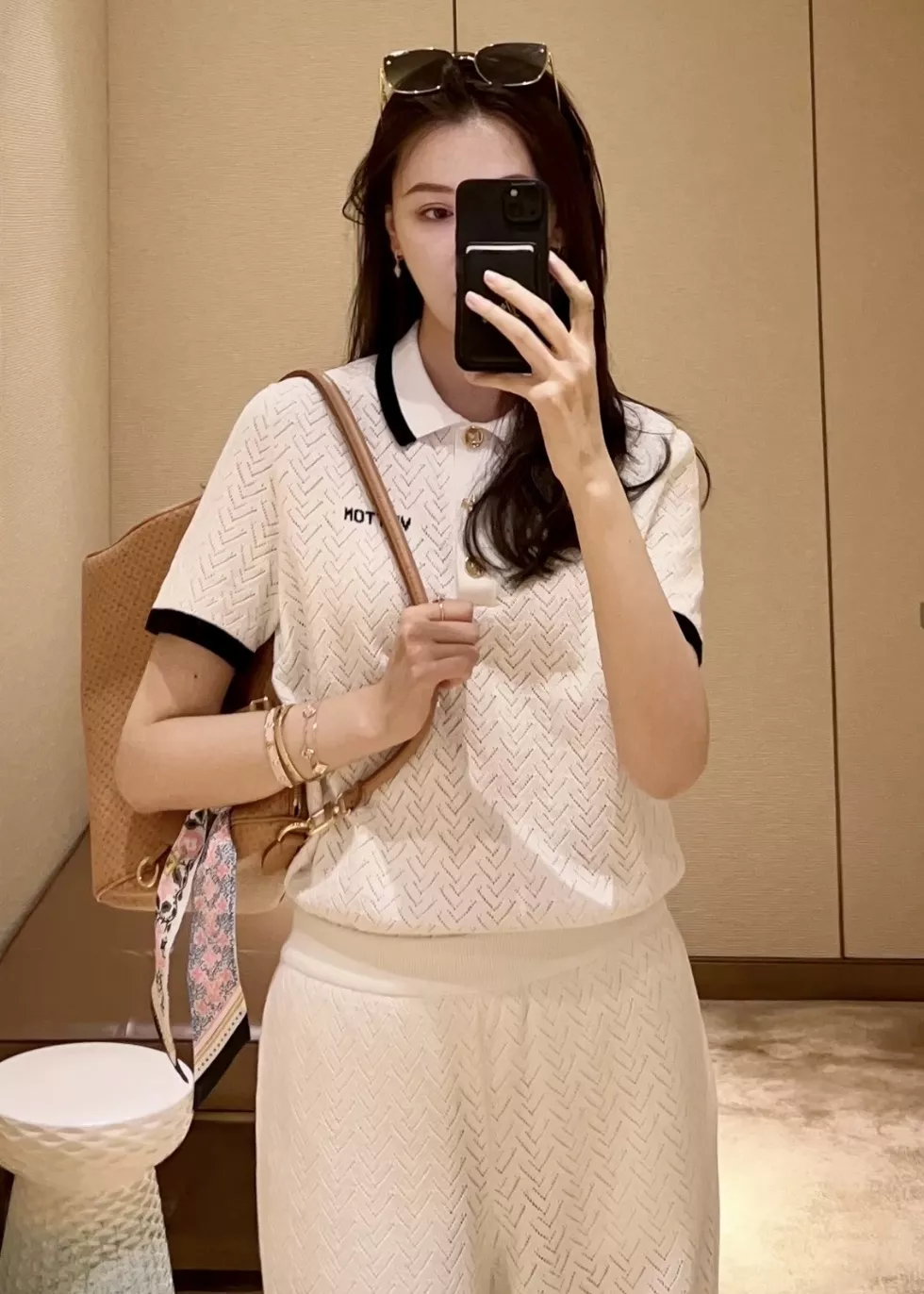 루이비통 펀칭 배색 카라 니트 티셔츠 상세 이미지 52