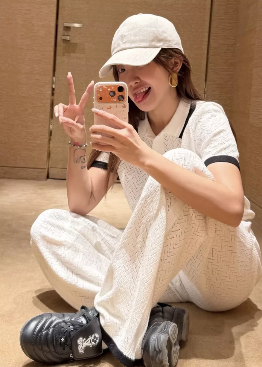 루이비통 펀칭 배색 카라 니트 티셔츠 상세 이미지 36