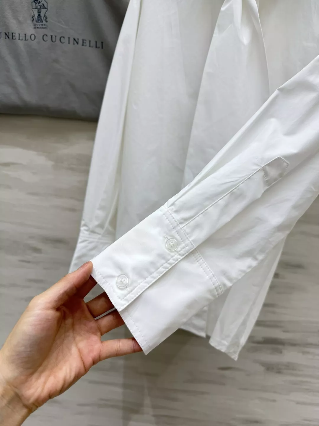 브루넬로쿠치넬리 리본 타이 탈부착 루즈핏 코튼 셔츠 상세 이미지 3