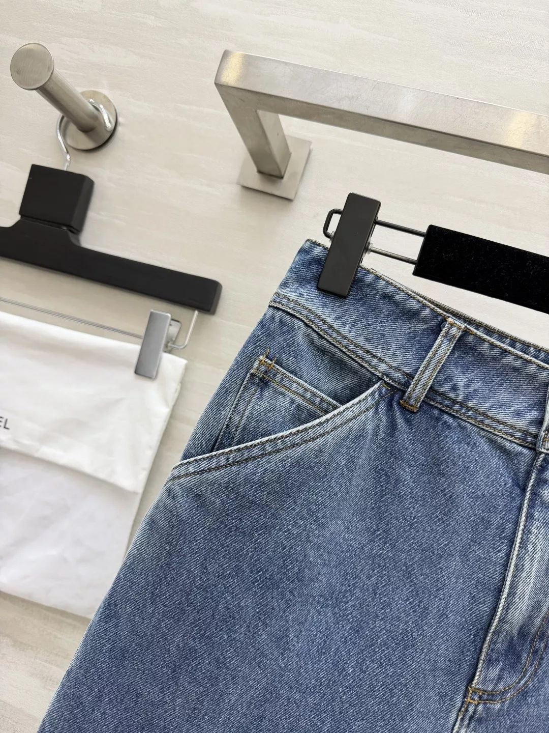 샤넬 사이드 가죽 패치 데님 팬츠 상세 이미지 3