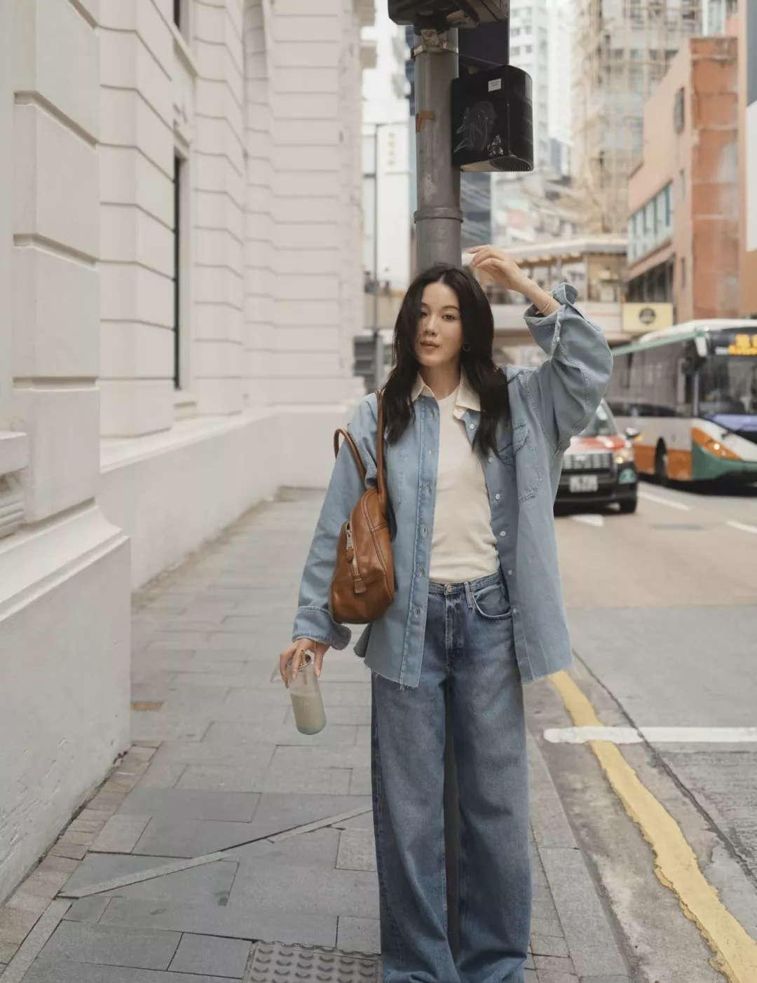 미우미우 배색 화이트 칼라 워싱 데님 셔츠 상세 이미지 18