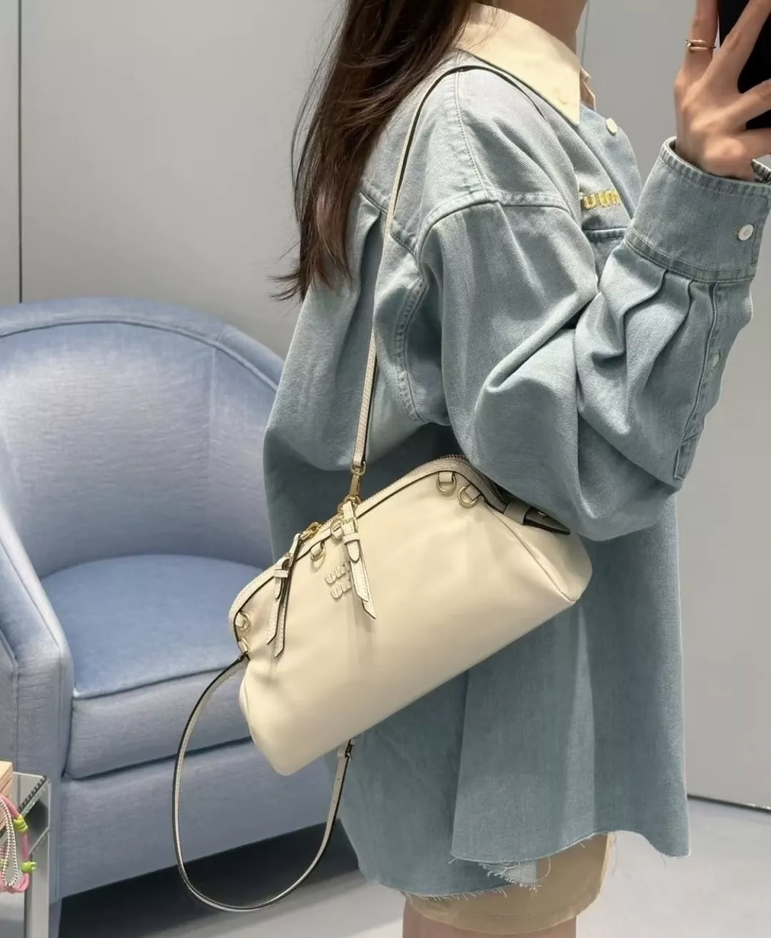 미우미우 배색 화이트 칼라 워싱 데님 셔츠 상세 이미지 11