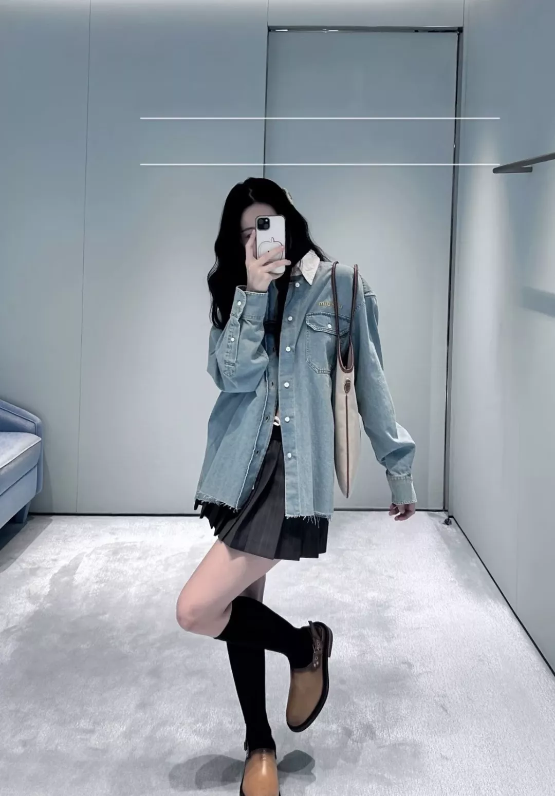 미우미우 배색 화이트 칼라 워싱 데님 셔츠 상세 이미지 13