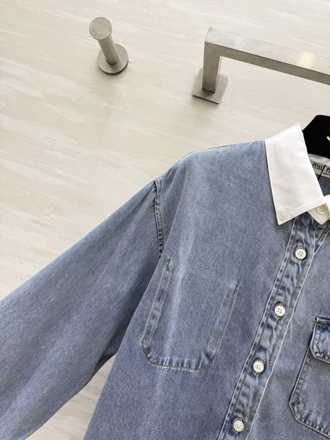 미우미우 배색 화이트 칼라 워싱 데님 셔츠 상세 이미지 8