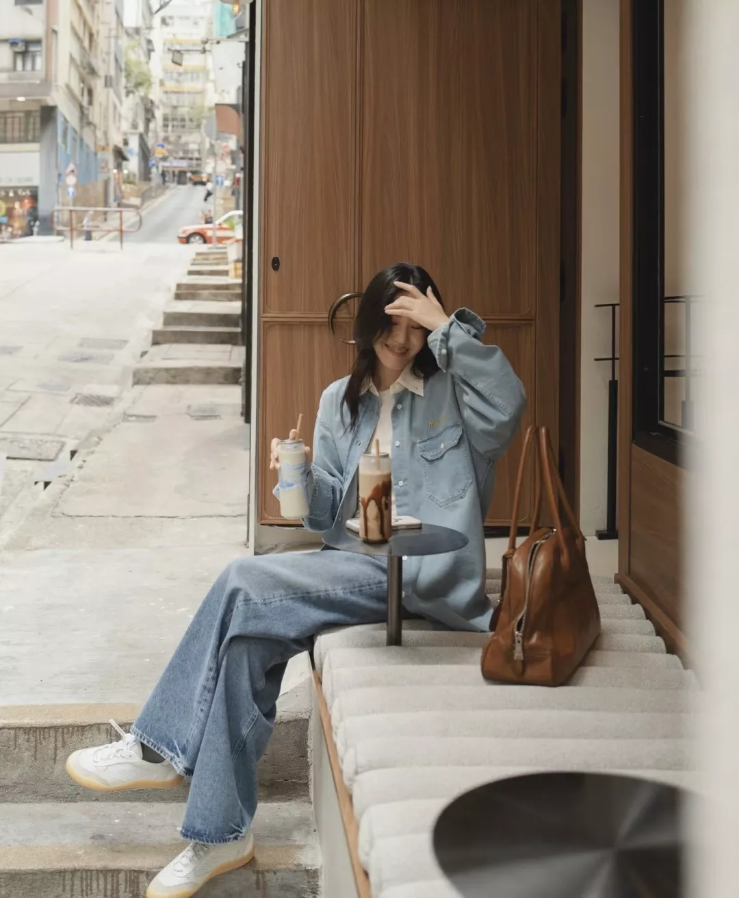 미우미우 배색 화이트 칼라 워싱 데님 셔츠 상세 이미지 16