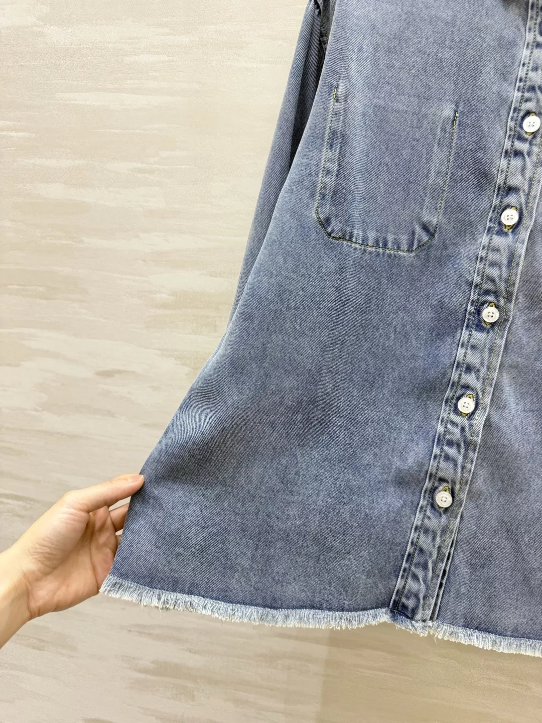 미우미우 배색 화이트 칼라 워싱 데님 셔츠 상세 이미지 6