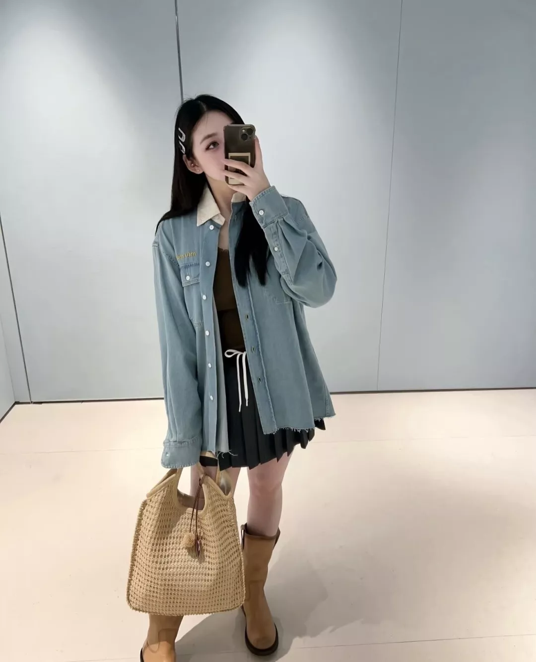 미우미우 배색 화이트 칼라 워싱 데님 셔츠 상세 이미지 10