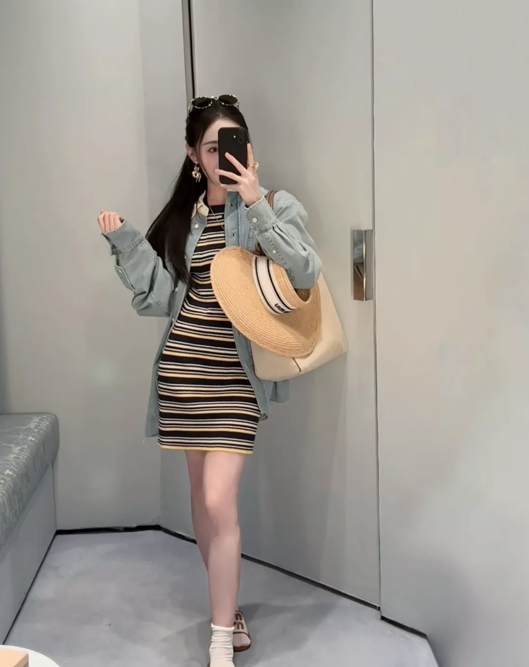 미우미우 배색 화이트 칼라 워싱 데님 셔츠 상세 이미지 15