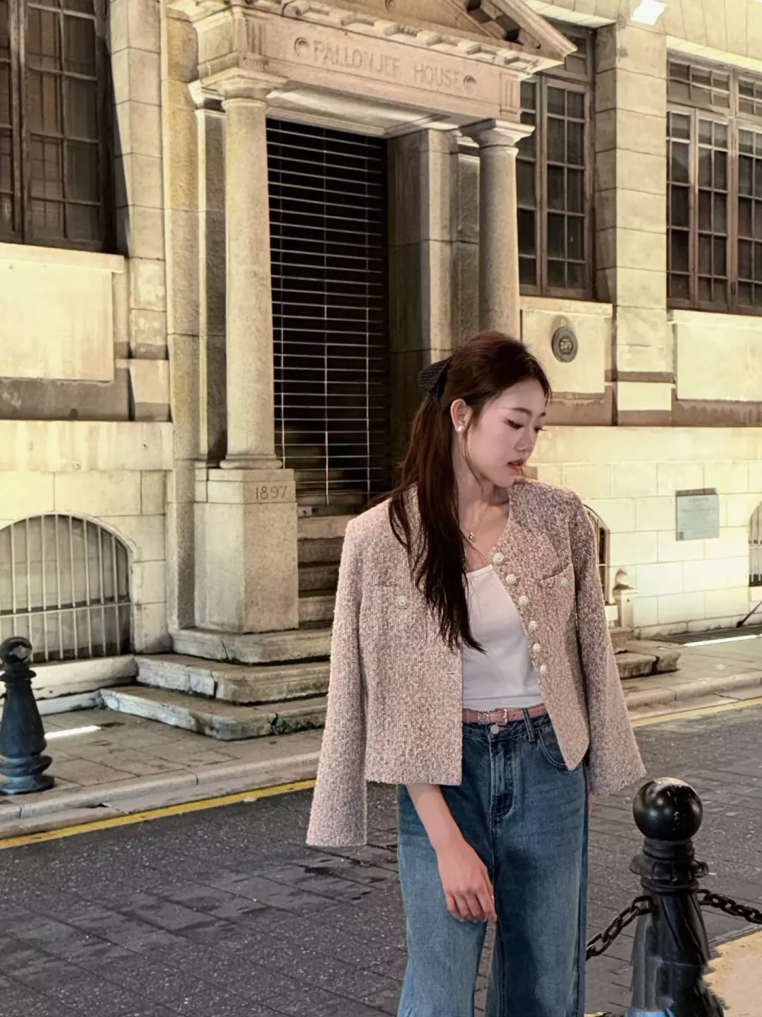 샤넬 클래식 라운드넥 펄버튼 트위드 재킷 상세 이미지 10