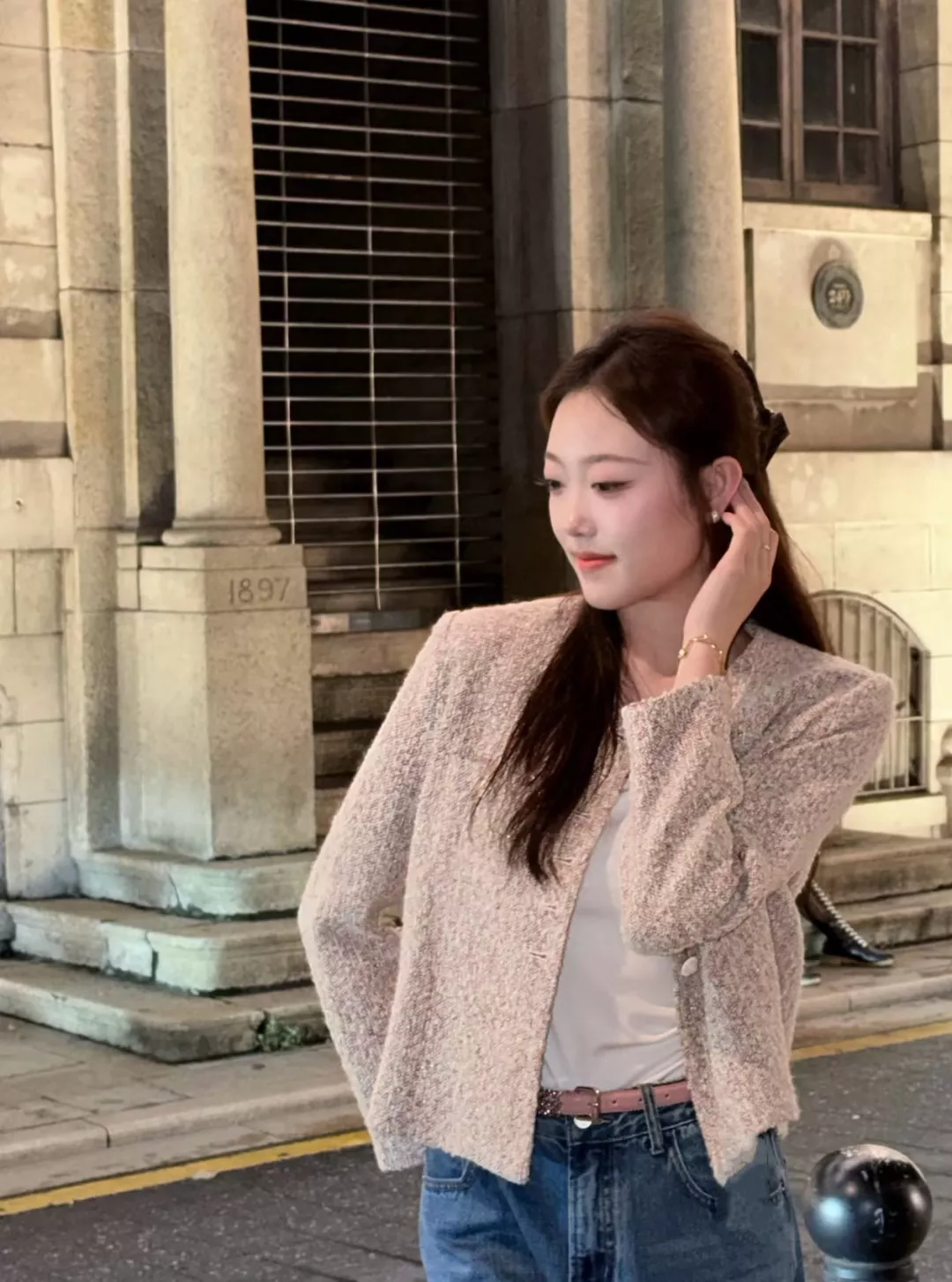 샤넬 클래식 라운드넥 펄버튼 트위드 재킷 상세 이미지 12