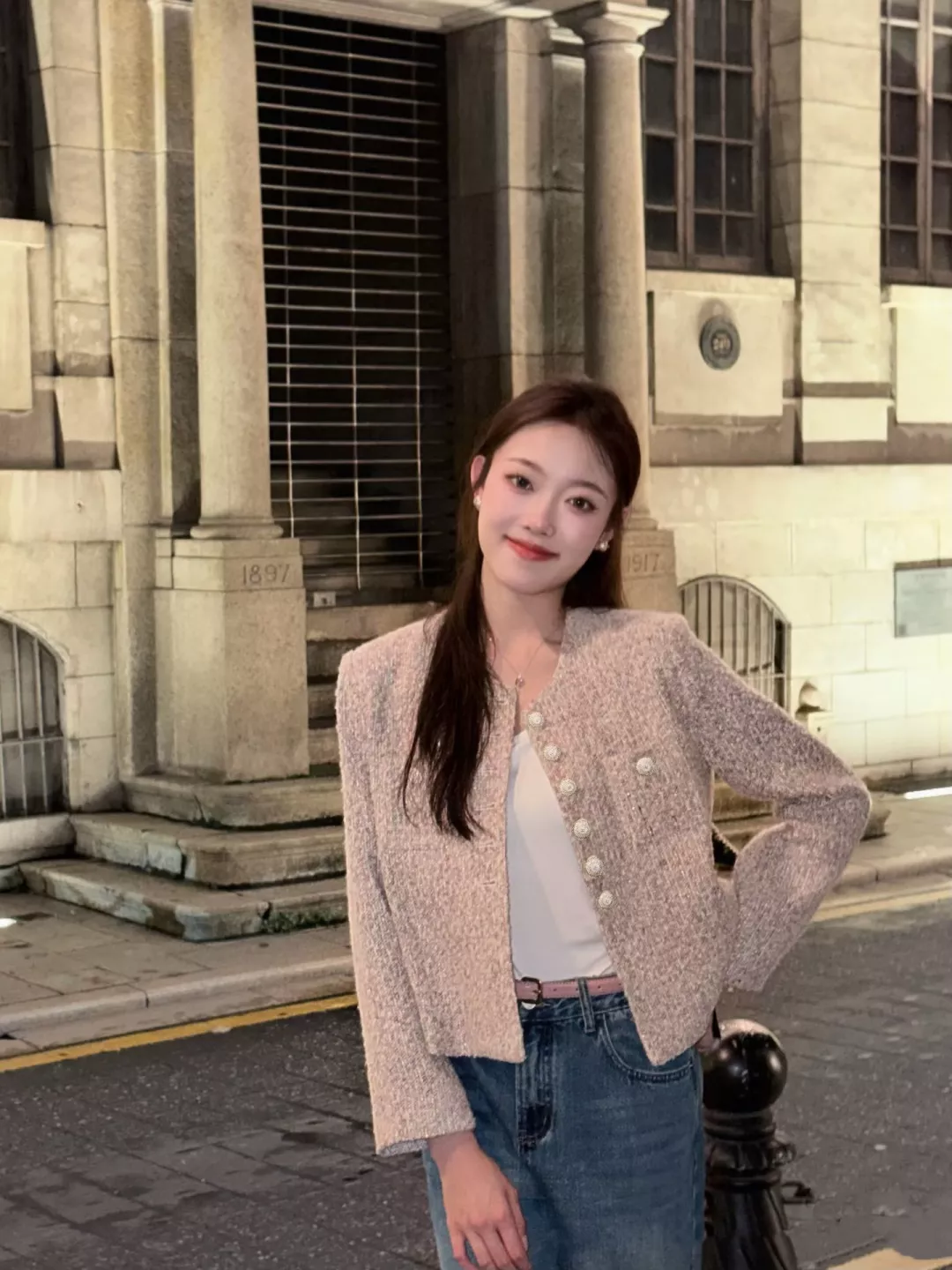 샤넬 클래식 라운드넥 펄버튼 트위드 재킷 상세 이미지 11