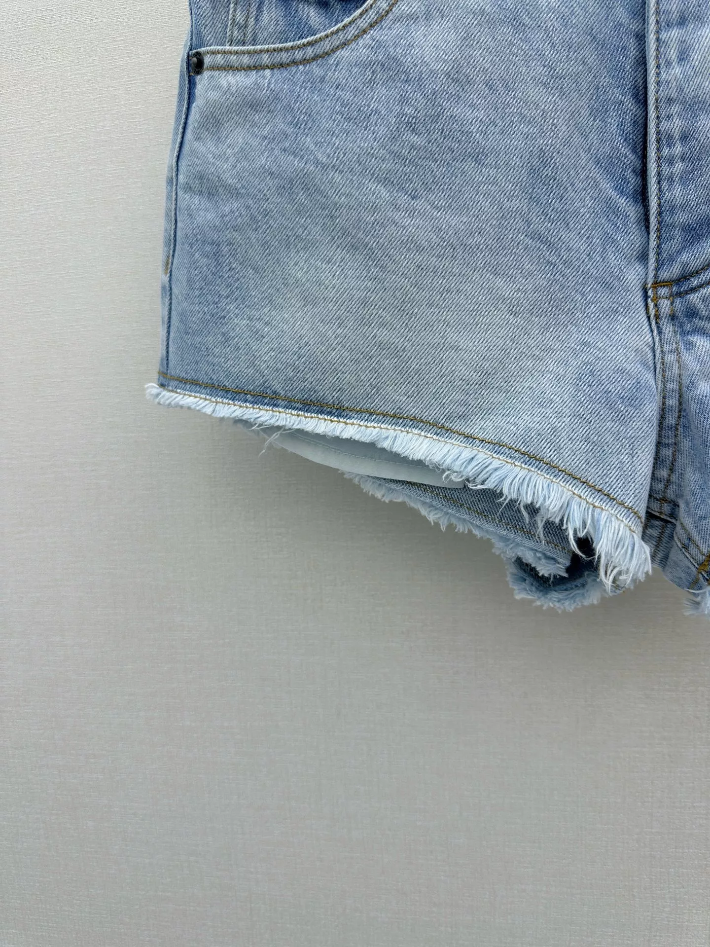 로에베 콘트라스트 자수 워싱 데님 하프 팬츠 상세 이미지 12