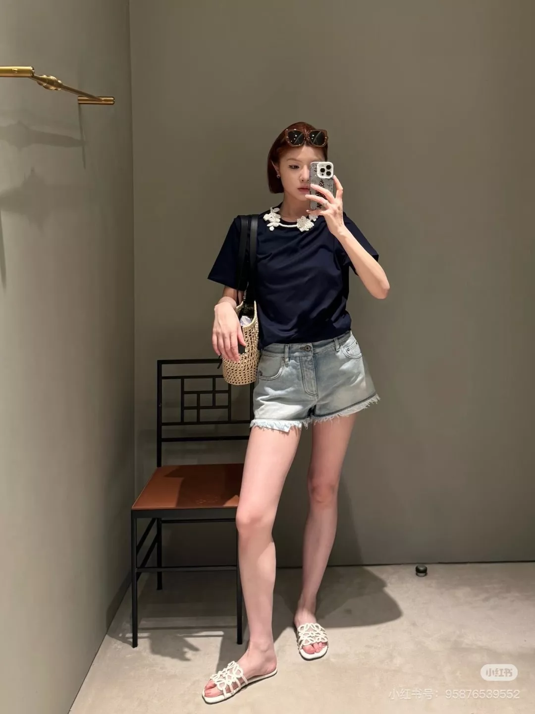 로에베 콘트라스트 자수 워싱 데님 하프 팬츠 상세 이미지 4