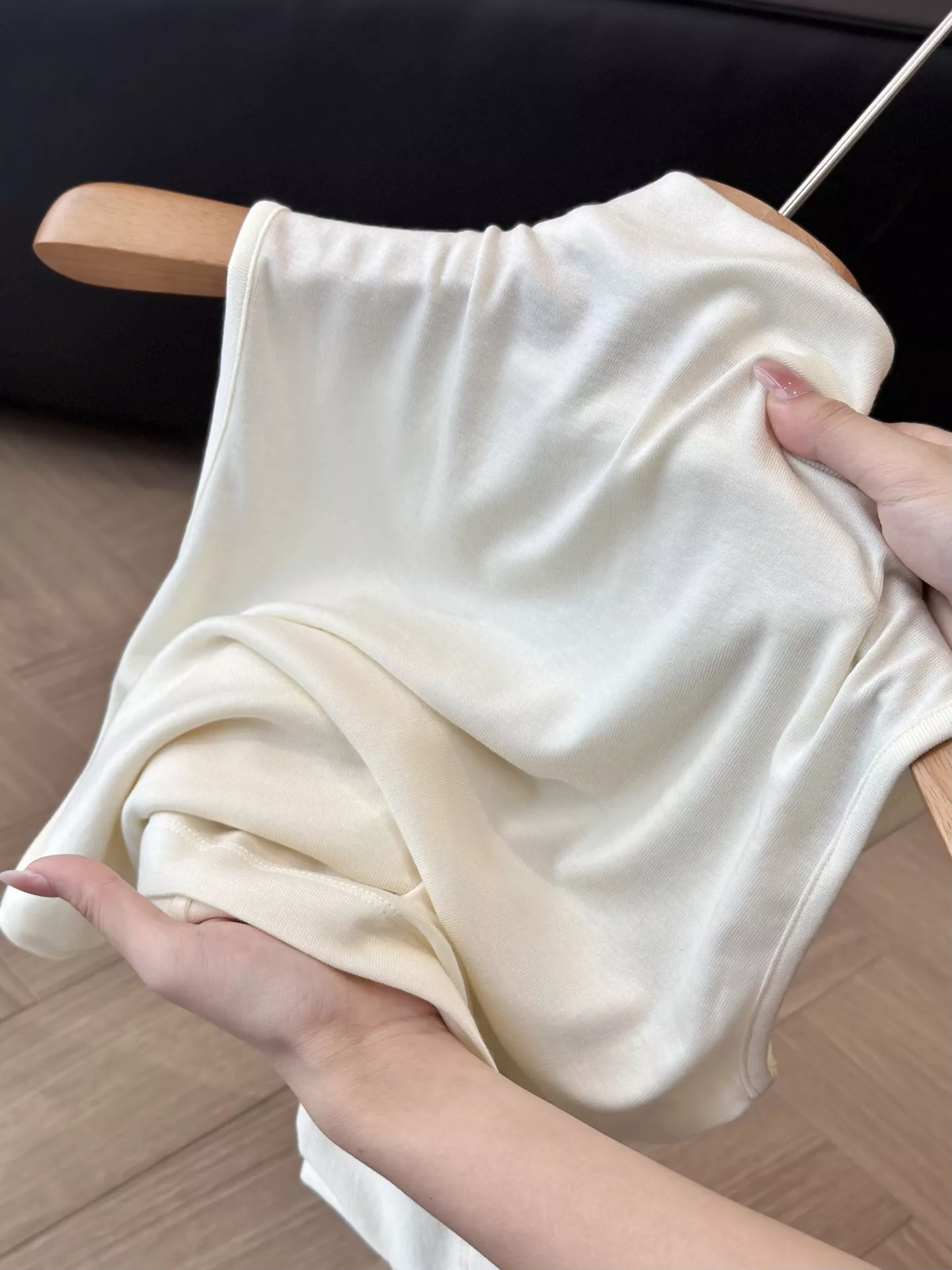 더로우 반하이넥 슬림핏 니트 탱크탑 상세 이미지 34
