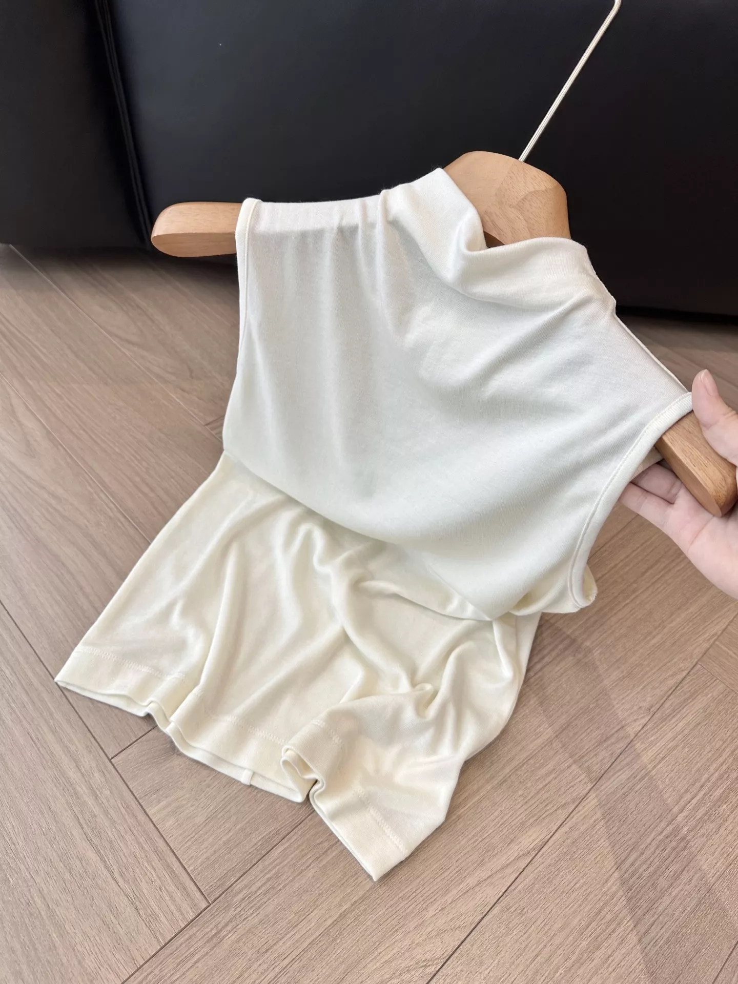 더로우 반하이넥 슬림핏 니트 탱크탑 상세 이미지 21