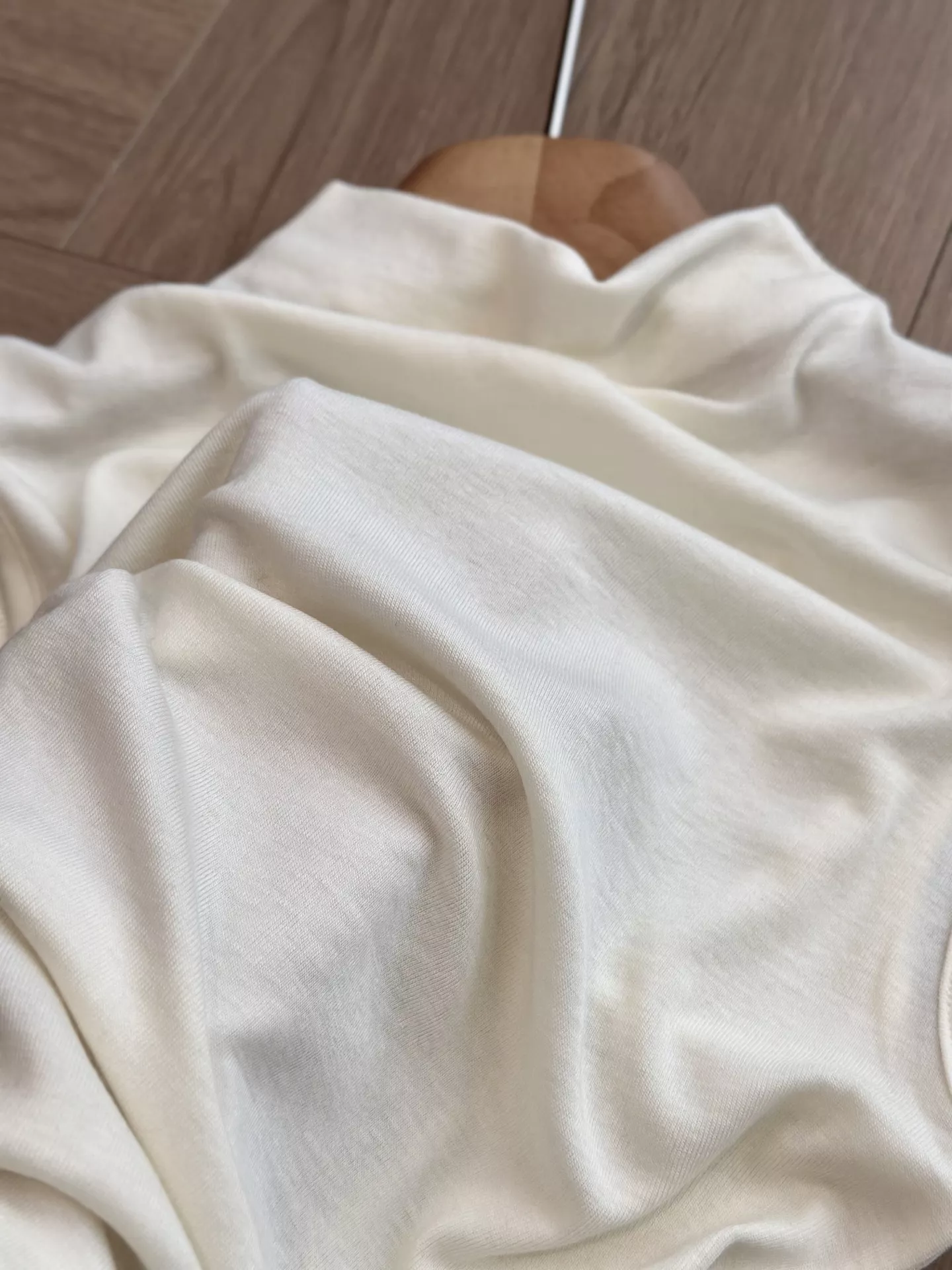 더로우 반하이넥 슬림핏 니트 탱크탑 상세 이미지 50