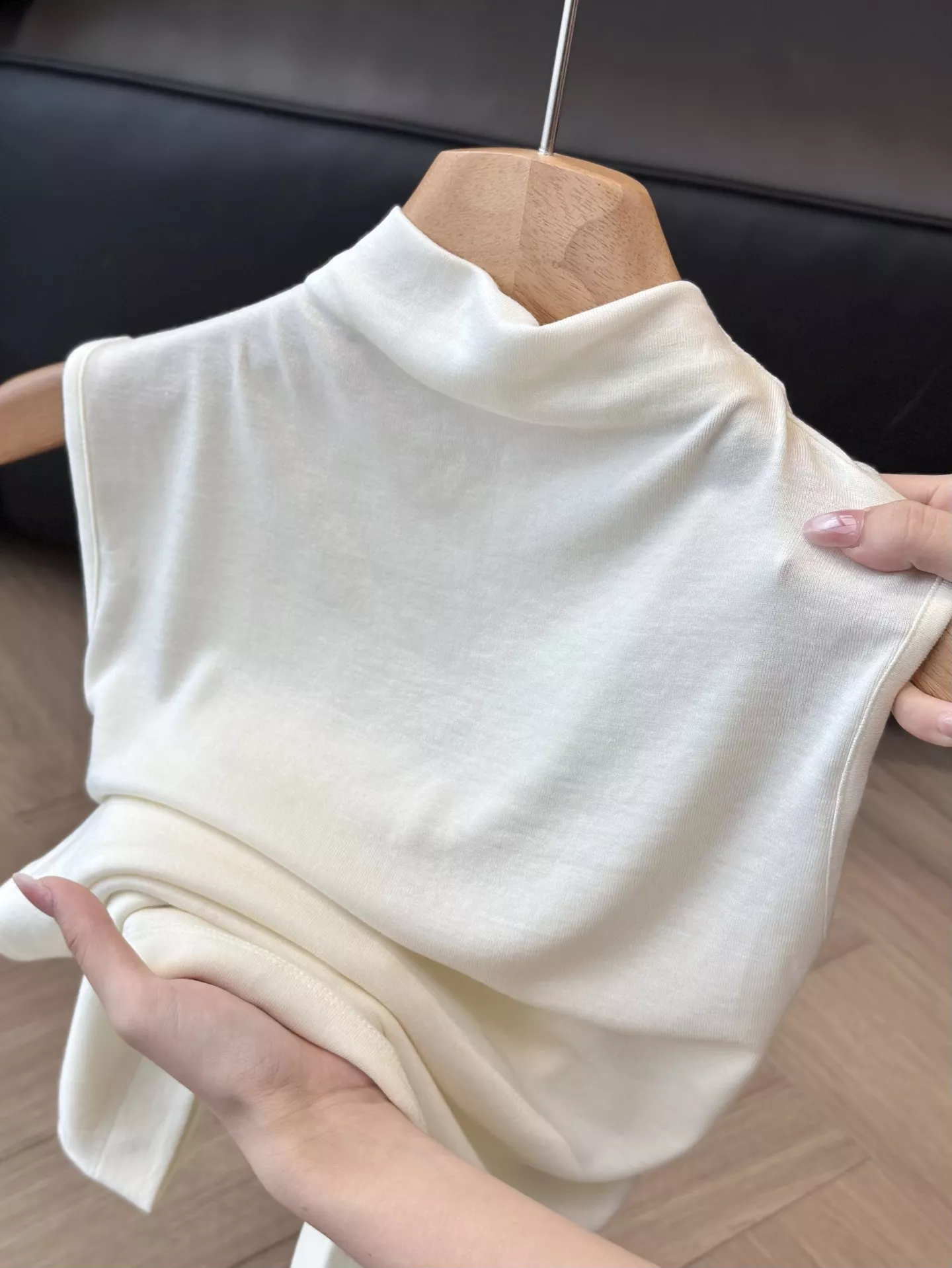 더로우 반하이넥 슬림핏 니트 탱크탑 상세 이미지 35