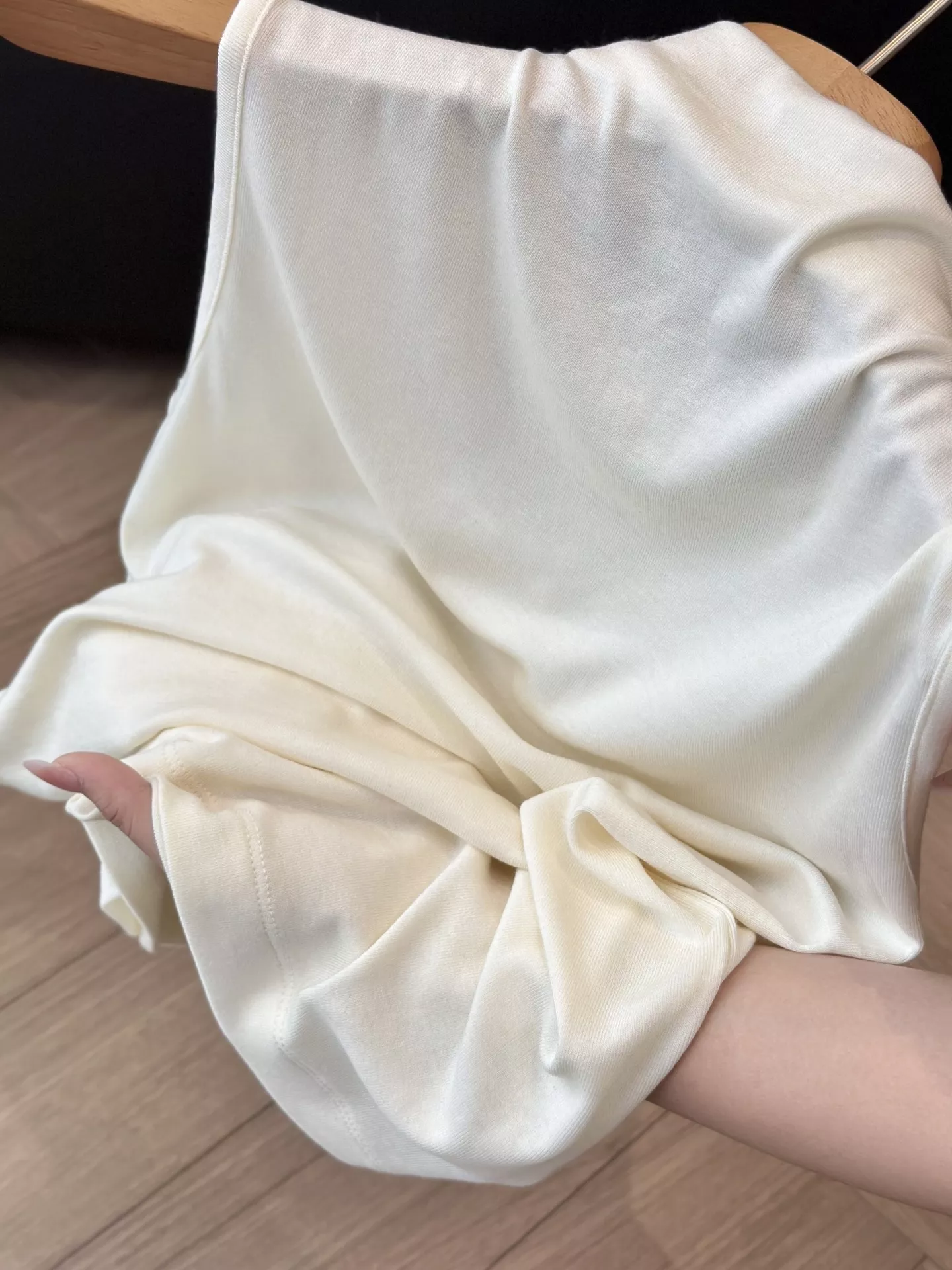 더로우 반하이넥 슬림핏 니트 탱크탑 상세 이미지 32