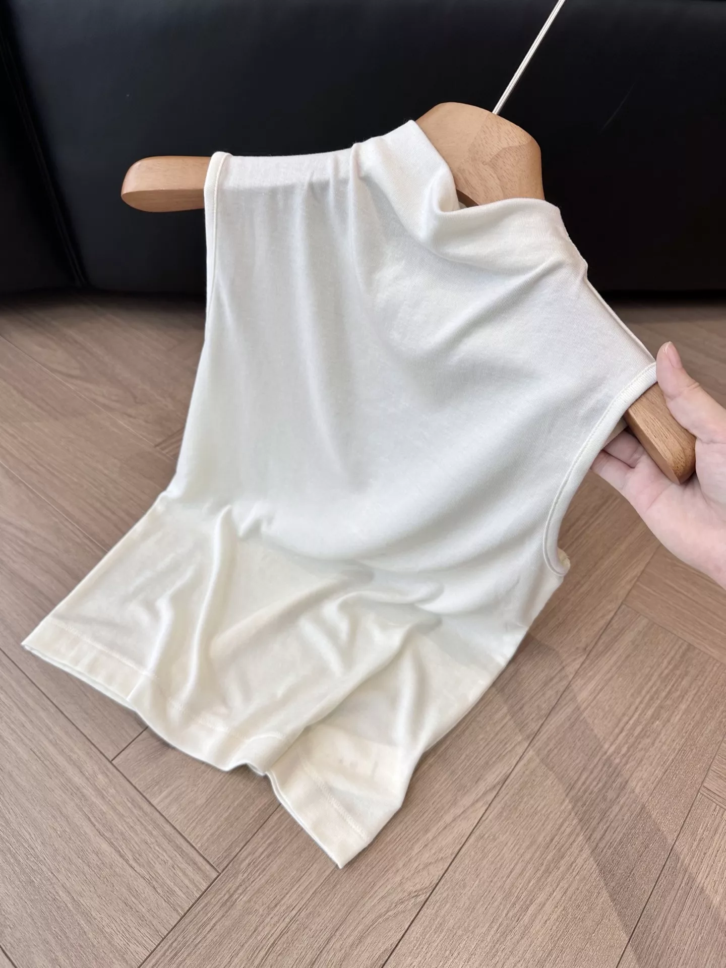 더로우 반하이넥 슬림핏 니트 탱크탑 상세 이미지 22