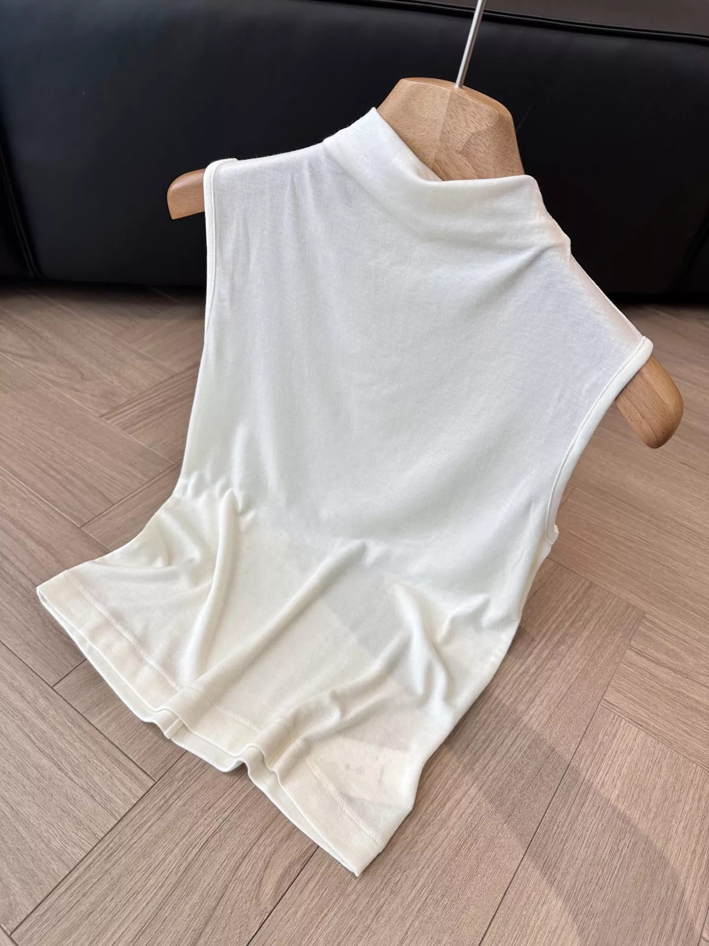 더로우 반하이넥 슬림핏 니트 탱크탑 상세 이미지 20