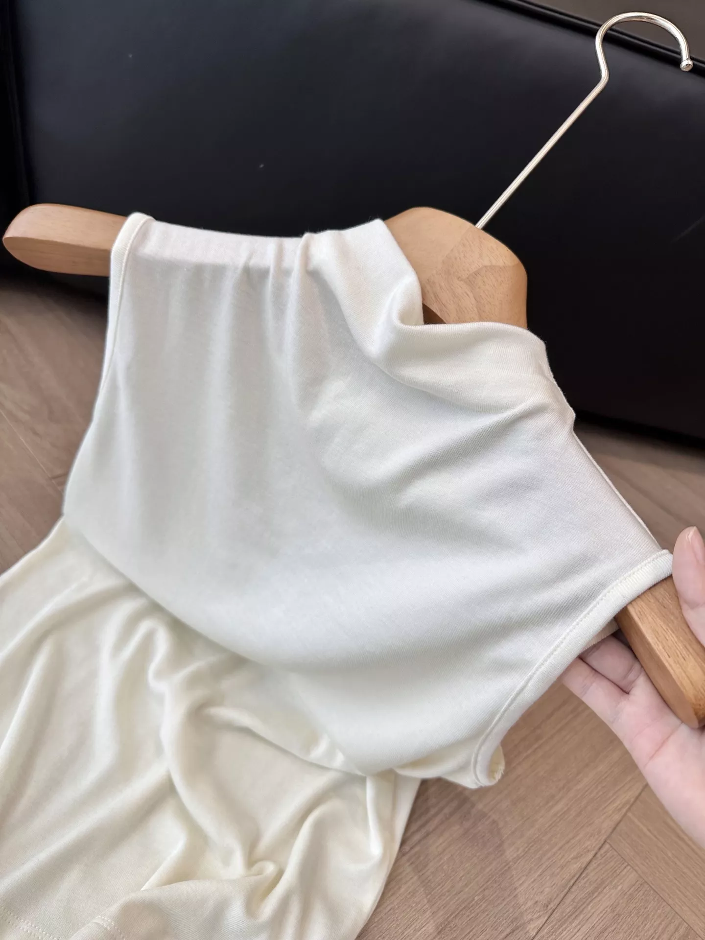 더로우 반하이넥 슬림핏 니트 탱크탑 상세 이미지 23